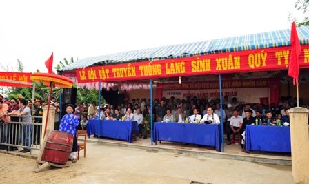 Làng Sình tưng bừng khai hội vật đầu xuân - 2 Đánh trống khai hội vật