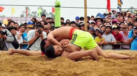 Làng Sình tưng bừng khai hội vật đầu xuân - 4 Giằng co quyết liệt