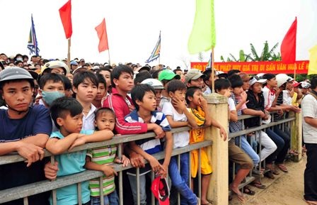 Làng Sình tưng bừng khai hội vật đầu xuân - 1 Khán giả đông nghịt xem vật làng Sình sáng mồng 10 Tết