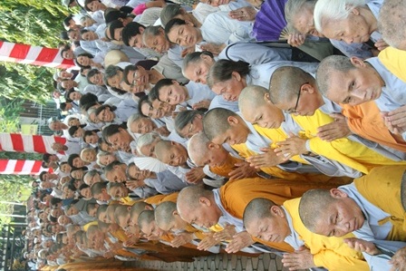 Hàng ngàn người chiêm bái tượng ngọc Phật hoàng Trần Nhân Tông - 3 Hàng ngàn người chiêm bái, cầu nguyện