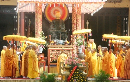 Hàng ngàn người chiêm bái tượng ngọc Phật hoàng Trần Nhân Tông - 2 Tụng kinh an vị tượng phật