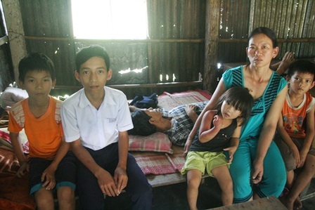 Nỗi lo thất học của 5 anh em khi bố bị ung thư, mẹ mất sức lao động - 2 Căn nhà nghèo khổ với bầy con nheo nhóc, vợ bệnh tật của anh Sỹ