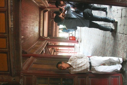 Bộ trần gỗ chắc chắn dựng trên nền đá tảng ở lầu Ngũ Phụng hiện đã xuống cấp, rệu rã