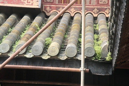 Mái ngói thanh lưu ly với rêu phong