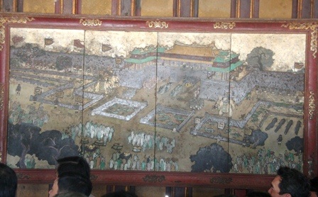 Mái ngói thanh lưu ly với rêu phong