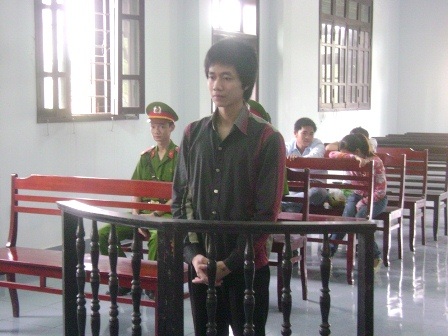 Tên Lân trước vành móng ngựa