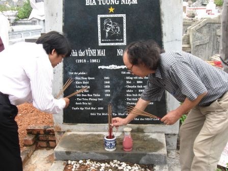 Bên mộ nhà thơ Vĩnh Mai, nữ sĩ Phương Chi