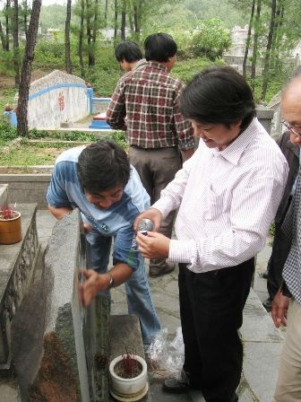 Các văn nghệ sĩ chung vui cùng những người bạn đã khuất