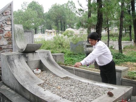 Rót rượu cho người quá cố