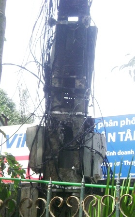 Trụ điện cháy đen