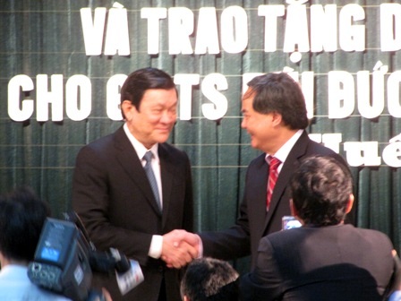 Chủ tịch nước Trương Tấn Sang chúc mừng GS.TS. Bùi Đức Phú Giám đốc BV Trung ương Huế
