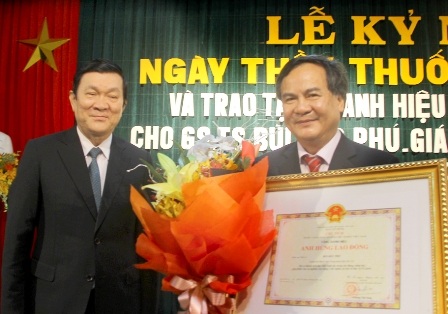 Chủ tịch nước Trương Tấn Sang chúc mừng GS.TS. Bùi Đức Phú Giám đốc BV Trung ương Huế