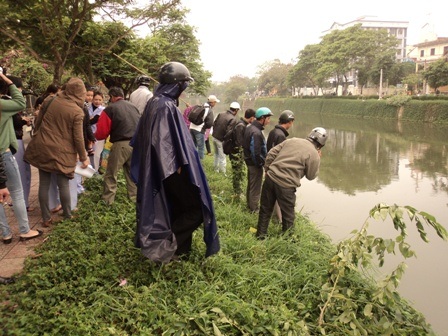 Người dân đứng xem nhiều bên 2 bờ sông An Cựu