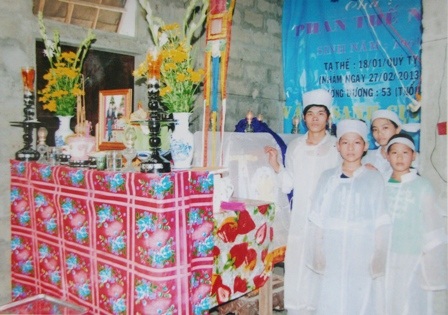 Chỉ có đủ tiền cho 4 anh em mặc áo tang trong ngày đám cha