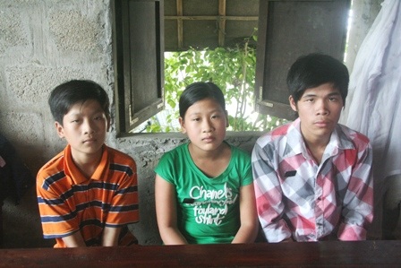 Chỉ có đủ tiền cho 4 anh em mặc áo tang trong ngày đám cha