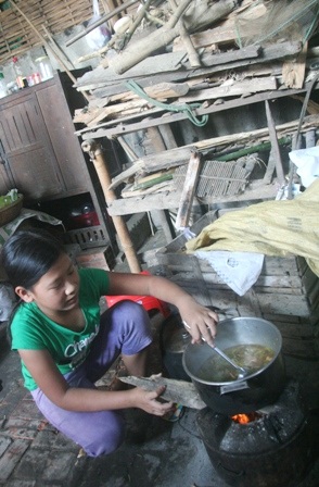 Bé Hồng mới 11 tuổi giờ phải nấu ăn cho cả nhà thay mẹ