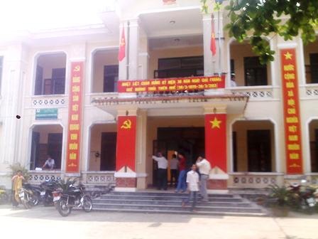 Chủ tịch xã bị tố đánh người, còng tay dân trái phép - 2 Sáng 1/4, phóng viên đến trụ sở UBND xã Hương Vinh nhưng ông Nguyễn Văn Bổn từ chối làm việc