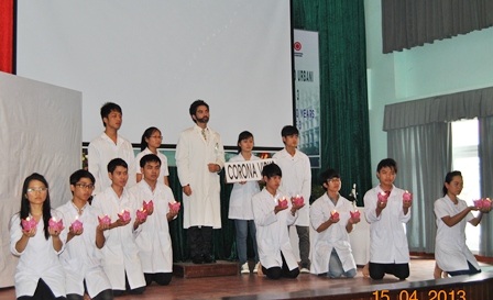 Xúc động lễ tưởng niệm bác sĩ tử vì... nghiệp - 3 Hoạt cảnh về đại dịch SARS và tưởng nhớ BS.Carlo thể hiện xúc động