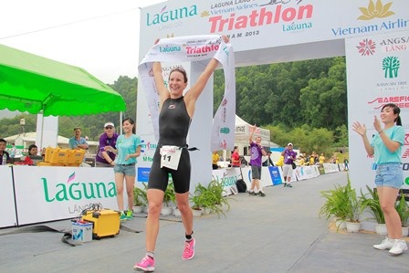 Căng thẳng, hồi hộp ở cuộc thi 3 môn phối hợp quốc tế lần đầu tại Việt Nam - 4 Và chạy bộ về đích. Nữ VĐV Radka Vodickova của Cộng hòa Séc đã về nhất ở nhóm nữ