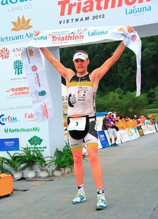 Căng thẳng, hồi hộp ở cuộc thi 3 môn phối hợp quốc tế lần đầu tại Việt Nam - 5 VĐV nam người Ý Massimo Cigana đã vượt mặt cựu vô địch