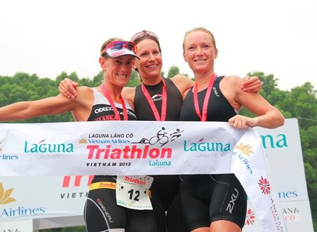 Căng thẳng, hồi hộp ở cuộc thi 3 môn phối hợp quốc tế lần đầu tại Việt Nam - 7 3 VĐV nữ đạt giải rất xinh đẹp và khỏe khoắn