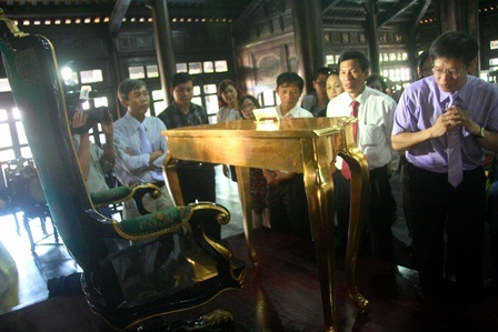 Chiêm ngưỡng những cổ vật quý giá ở cung đình triều Nguyễn - 1 Bên bộ bàn ghế cầu kỳ thời vua Khải Định