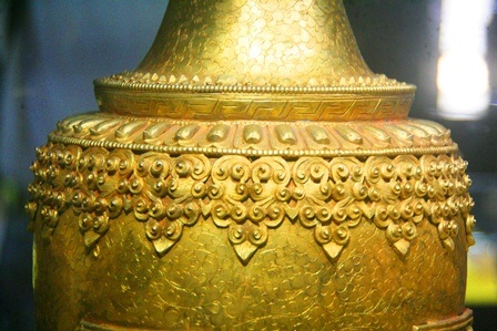 Chiêm ngưỡng những cổ vật quý giá ở cung đình triều Nguyễn - 4 Những họa tiết cầu kỳ chạm trên chiếc bình từ thời vua Nguyễn