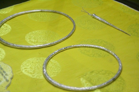 Chiêm ngưỡng những cổ vật quý giá ở cung đình triều Nguyễn - 11 Trâm cài và kiềng đeo cổ bằng bạc cho các cung phi tần thời Nguyễn