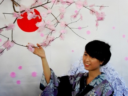 Bạn trẻ cố đô khám phá Ngày hội văn hóa Nhật Bản - 2 Nữ SV mặc Kimono bên hoa anh đào