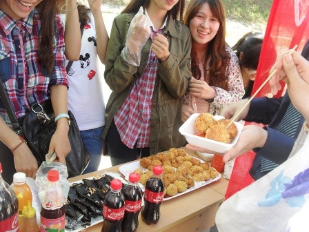 Bạn trẻ cố đô khám phá Ngày hội văn hóa Nhật Bản - 5 Hào hứng ăn thử thức ăn truyền thống Nhật