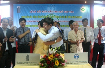Hợp tác văn hóa giữa hai di sản thế giới Cố đô Huế và Luang Prabang Lào - 2 Đại diện 2 bên ôm chặt thể hiện tình cảm thắm thiết giữa 2 nước bạn thân Việt Nam - Lào