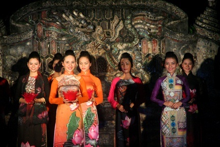 Áo dài thướt tha bên đình làng cổ 300 năm tuổi - 5 Người mẫu với áo dài lấy cảm hứng từ hoa sen và ấn triện vương triều Nguyễn ở Huế xuất hiện