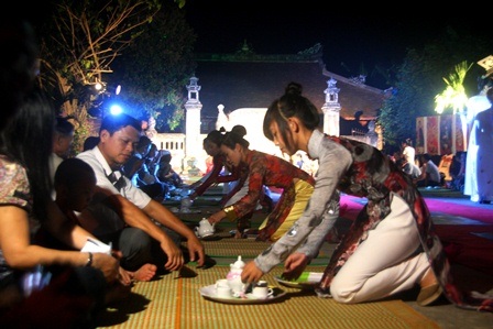 Áo dài thướt tha bên đình làng cổ 300 năm tuổi - 4 Thiếu nữ hầu trà sen cho khách