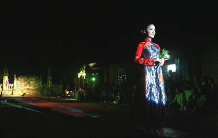 Áo dài thướt tha bên đình làng cổ 300 năm tuổi - 6 Thướt tha sải bước trong sân đình làng cổ 300 năm