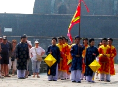 Các quan và binh lính đứng xếp hàng trước Ngọ Môn chuẩn bị làm lễ Đổi gác