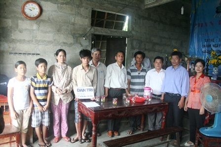 Trao hơn 27 triệu đến nhà có 4 con nhỏ bơ vơ vì mất cha mẹ - 1 Gia đình nhà anh Niệm cùng chính quyền địa phương chứng kiến trao quà nhân ái