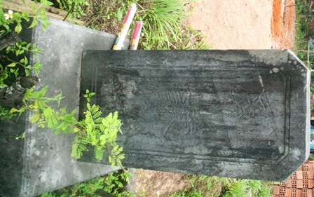 Bia cổ ngoài vùng di tích "kêu cứu" - 1 Tấm bia Dẫn Khiêm Sơn nằm thấp thỏm với chỉ còn một ít đất bao quanh giữ bia