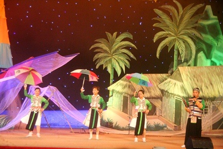 Liên hoan dân ca Việt Nam - Bắc Trung bộ nhiều đặc sắc - 6 Rộn ràngHát chúc đám cưới (dân ca Mông)