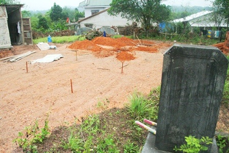 Bia cổ ngoài vùng di tích "kêu cứu" - 2 Tấm bia Dẫn Khiêm Sơn nằm thấp thỏm với chỉ còn một ít đất bao quanh giữ bia