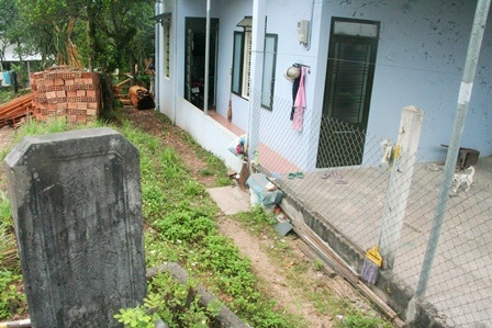 Bia cổ ngoài vùng di tích "kêu cứu" - 5 Bia nằm trên gò đất rất chênh vênh, có thể đổ sụp bất cứ lúc nào