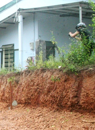 Bia cổ ngoài vùng di tích "kêu cứu" - 4 Bia nằm trên gò đất rất chênh vênh, có thể đổ sụp bất cứ lúc nào