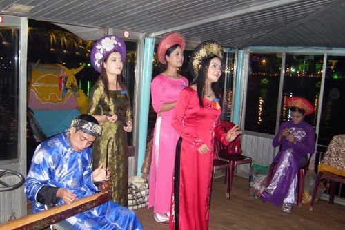 Diễn viên, nhạc công biểu diễn ca Huế trên thuyền rồng sông Hương ban đêm (ảnh: 