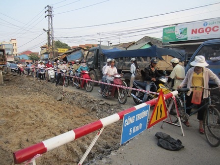 Xới tung mặt đường ngay giữa ngã tư gây kẹt xe hàng giờ.