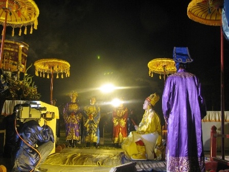 Vua (được đóng vai giả theo hình thức sân khấu hóa) tế ở đàn Xã Tắc tối 2-4