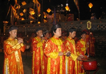 Trống kèn cung đình nổi lên