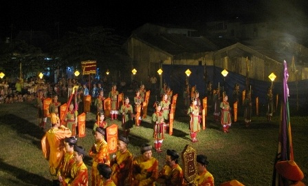 Các đội nữ binh, quan đứng thành đội hình ngay ngắn dưới chân đàn tế