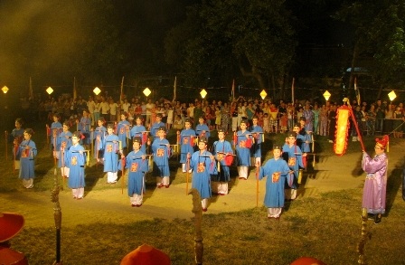 Đội múa bát dật bắt đầu bài diễn