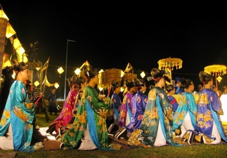 Các quan theo thứ tự từ cao xuống thấp kính cẩn trước đàn tế thần Đất