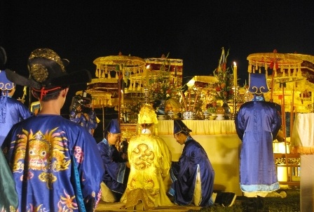 Dâng rượu cho vua