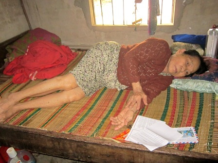 5 cô con gái không nuôi nổi một mẹ già - 1 Mệ Lý nằm bất động trên giường, dòng nước mắt tràn ra khuôn mặt nhăn nheo bởi tuổi già cô quạnh